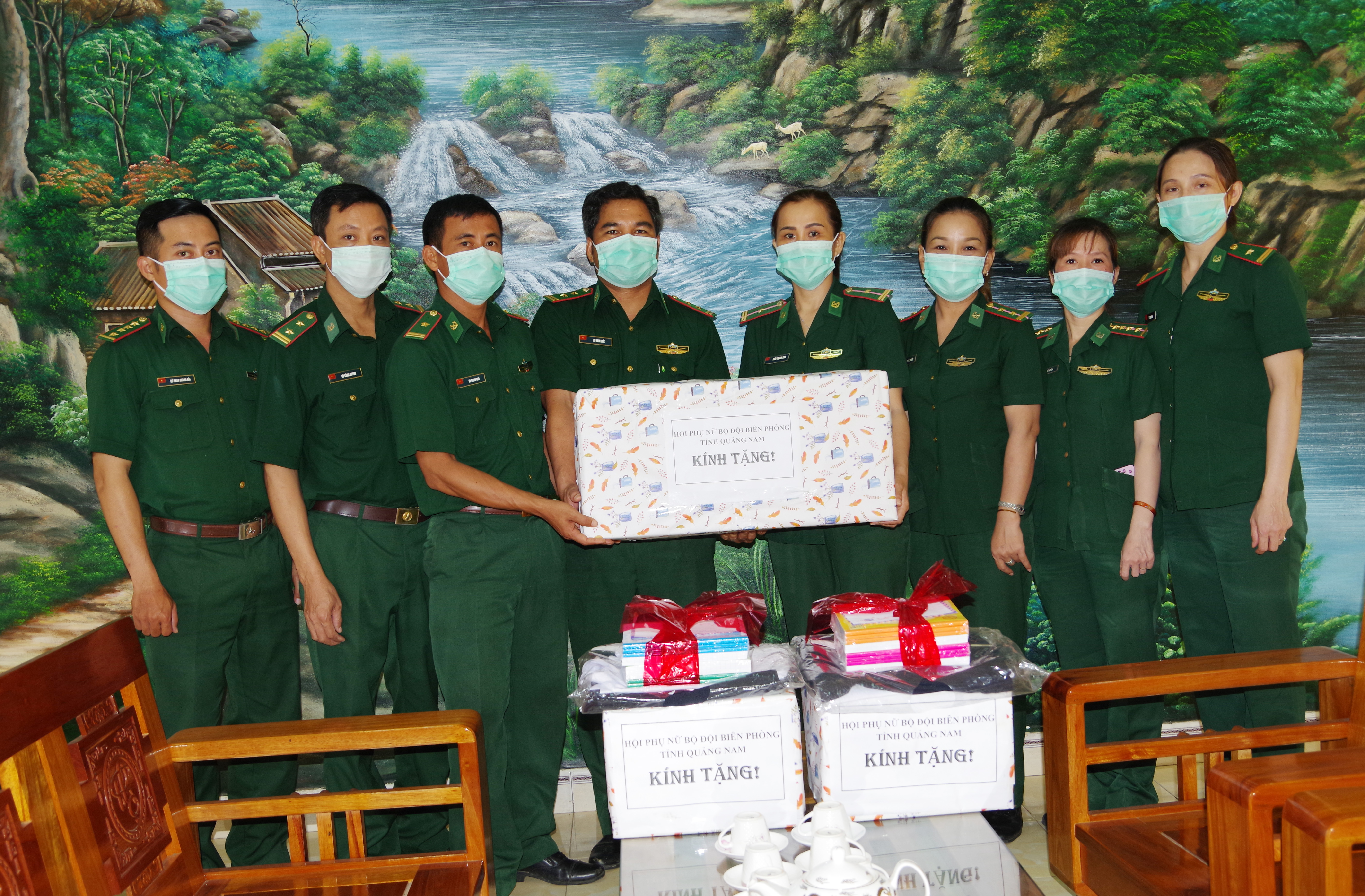 Tặng quà Đồn Biên phòng cửa khẩu Nam Giang.